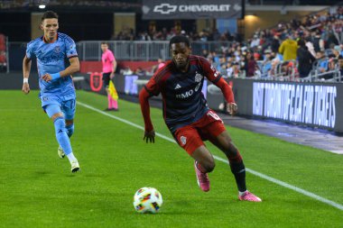 Toronto, ON, Kanada - 11 Mayıs 2024: Toronto FC 'den Tyrese Spicer # 16 forvet Toronto FC (Kanada) ve New York City FC (ABD) arasında BMO Field' da oynanan maçta topla hareket ediyor