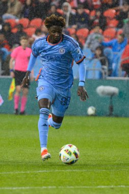 Toronto, ON, Kanada - 11 Mayıs 2024: New York City FC 'nin 88 numaralı forveti Toronto FC (Kanada) ile New York City FC (ABD) arasında oynanan maçta topla birlikte hareket ediyor.