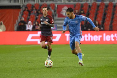 Toronto, ON, Kanada - 11 Mayıs 2024: Kevin O 'Toole # 22 ileri New York City FC Toronto FC (Kanada) ile New York City FC (ABD) arasında oynanan maçta topla hareket ediyor