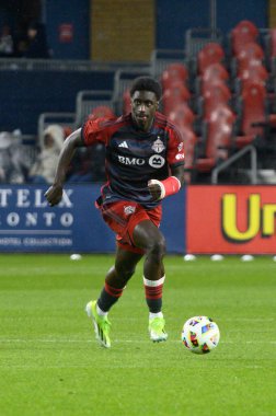 Toronto, ON, Kanada - 11 Mayıs 2024: Nickseon Gomis # 15 Toronto FC defans oyuncusu Toronto FC (Kanada) ile New York City FC (ABD) arasında oynanan maçta topla hareket ediyor