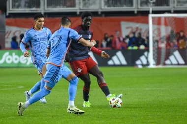 Toronto, ON, Kanada - 11 Mayıs 2024: Toronto FC 'den Tyrese Spicer # 16 forvet Toronto FC (Kanada) ve New York City FC (ABD) arasında BMO Field' da oynanan maçta topla hareket ediyor