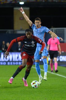 Toronto, ON, Kanada - 11 Mayıs 2024: Toronto FC 'den Tyrese Spicer # 16 forvet Toronto FC (Kanada) ve New York City FC (ABD) arasında BMO Field' da oynanan maçta topla hareket ediyor
