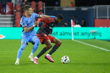 Toronto, ON, Kanada - 11 Mayıs 2024: New York City FC 'nin 17 numaralı forveti Toronto FC ile New York City FC (USA) arasında oynanan maçta Tyrese Spicer # 16 forvetini elinde tutuyor.