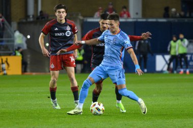 Toronto, ON, Kanada - 11 Mayıs 2024: Hannes Wolf # 17 New York City FC forveti Toronto FC (Kanada) ile New York City FC (ABD) arasında oynanan maçta top sürüyor