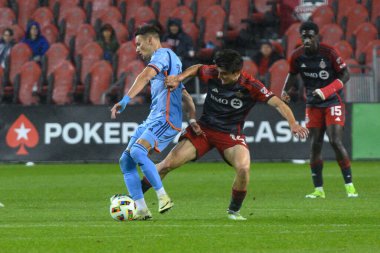 Toronto, ON, Kanada - 11 Mayıs 2024: Toronto FC 'nin 14 numaralı orta saha oyuncusu Toronto FC (Kanada) ve New York City FC (ABD) arasında oynanan BMO Field' da oynanan maçta topu almaya çalışıyor.