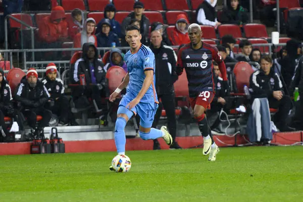 Toronto, ON, Kanada - 11 Mayıs 2024: New York City FC 'nin 17 numaralı forveti, Toronto FC (Kanada) ile New York City FC (ABD) arasında oynanan maçta topla birlikte hareket ediyor.