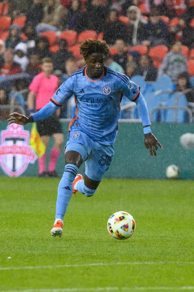 Toronto, ON, Kanada - 11 Mayıs 2024: New York City FC 'nin 88 numaralı forveti Toronto FC (Kanada) ile New York City FC (ABD) arasında oynanan maçta topla birlikte hareket ediyor.