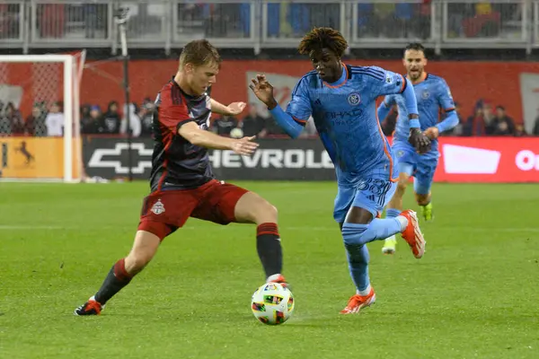 Toronto, ON, Kanada - 11 Mayıs 2024: Toronto FC 'nin 17 numaralı savunucusu Toronto FC' de oynanan MLS karşılaşmasında Toronto FC (Kanada) ile New York City FC (ABD) arasında oynanan maçta Malachi Jones 'u yere serdi.