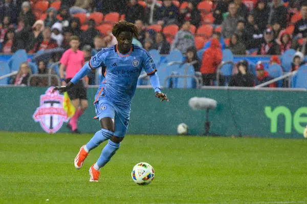 Toronto, ON, Kanada - 11 Mayıs 2024: New York City FC 'nin 88 numaralı forveti Toronto FC (Kanada) ile New York City FC (ABD) arasında oynanan maçta topla birlikte hareket ediyor.