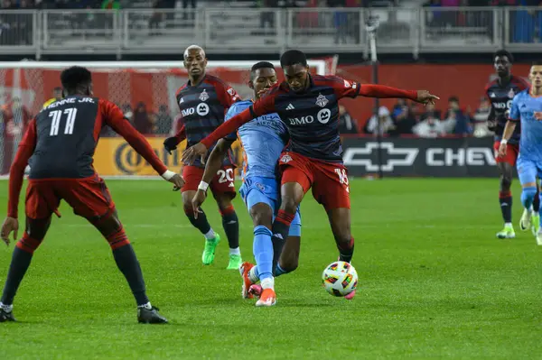 Toronto, ON, Kanada - 11 Mayıs 2024: Toronto FC 'den Tyrese Spicer # 16 forvet Toronto FC (Kanada) ve New York City FC (ABD) arasında BMO Field' da oynanan maçta topla hareket ediyor