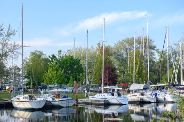Toronto, ON, Kanada - 4 Haziran 2024: 1852 'de kurulan Royal Canadian Yacht Club' da İzle