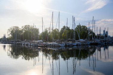 Toronto, ON, Kanada - 4 Haziran 2024: 1852 'de kurulan Royal Canadian Yacht Club' da İzle