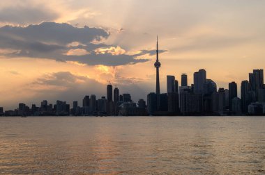 Toronto, ON, Kanada - 4 Haziran 2024: Toronto şehir siluetinde akşam saatlerinde Toronto Adaları 'ndan görüldüğü gibi