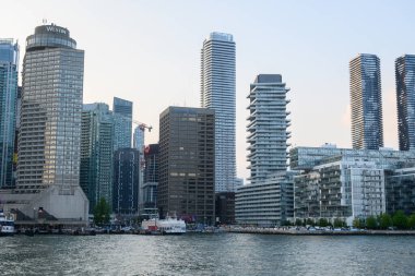 Toronto, ON, Kanada - 4 Haziran 2024: Toronto şehir merkezinin gündüz vakti Toronto Adaları 'ndan görüntüsü