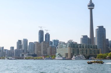 Toronto, ON, Kanada - 4 Haziran 2024: Toronto şehir merkezi yakınlarındaki Ontario Gölü 'nde bir su taksisine bakın
