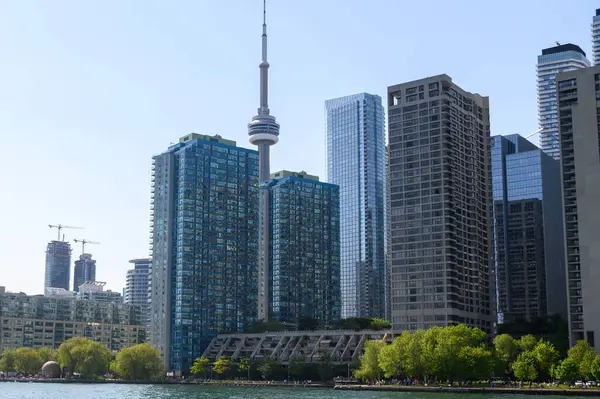 Toronto, ON, Kanada - 4 Haziran 2024: Toronto şehir merkezinin gündüz vakti Toronto Adaları 'ndan görüntüsü