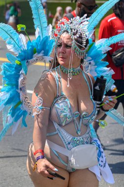 Toronto, ON, Kanada - 5 Ağustos 2023: Toronto 'daki Caribana Geçit Töreni için gösterişli tüylü geçit töreni kostümü giyen katılımcı