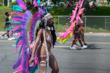 Toronto, ON, Kanada - 5 Ağustos 2023: Toronto 'daki Caribana Geçit Töreni için gösterişli tüylü geçit töreni kostümü giyen katılımcı
