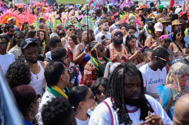 Toronto, ON, Kanada - 5 Ağustos 2023: Toronto 'daki Caribana Geçit Töreni sırasında bir grup insan sokakta yürüyor