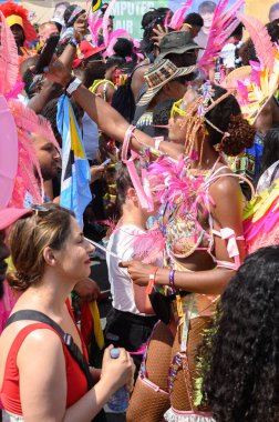 Toronto, ON, Kanada - 5 Ağustos 2023: Toronto 'daki Caribana Geçidi sırasında selfie çeken kız