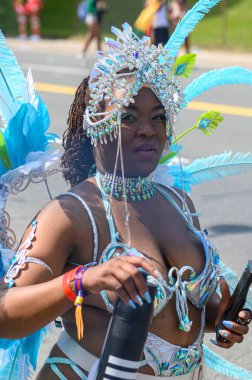 Toronto, ON, Kanada - 5 Ağustos 2023: Toronto 'daki Caribana Geçit Töreni için gösterişli tüylü geçit töreni kostümü giyen katılımcı