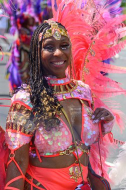 Toronto, ON, Kanada - 5 Ağustos 2023: Toronto 'daki Caribana Geçit Töreni için gösterişli tüylü geçit töreni kostümü giyen katılımcı