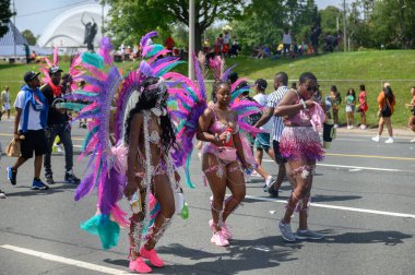 Toronto, ON, Kanada - 5 Ağustos 2023: Toronto 'daki Caribana Geçit Töreni için gösterişli tüylü geçit töreni kostümü giyen katılımcı