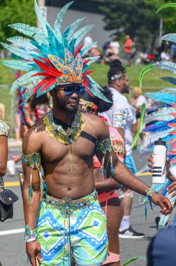 Toronto, ON, Kanada - 5 Ağustos 2023: Toronto 'daki Caribana Geçit Töreni için gösterişli tüylü geçit töreni kostümü giyen katılımcı