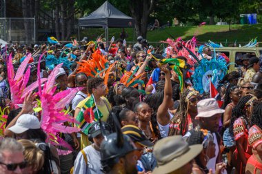 Toronto, ON, Kanada - 5 Ağustos 2023: Toronto 'daki Caribana Geçit Töreni sırasında bir grup insan sokakta yürüyor