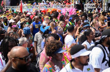 Toronto, ON, Kanada - 5 Ağustos 2023: Toronto 'daki Caribana Geçit Töreni sırasında bir grup insan sokakta yürüyor