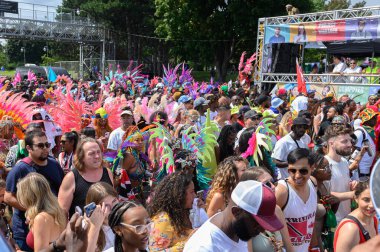 Toronto, ON, Kanada - 5 Ağustos 2023: Toronto 'daki Caribana Geçit Töreni sırasında bir grup insan sokakta yürüyor