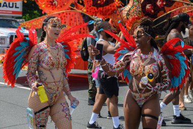 Toronto, ON, Kanada - 5 Ağustos 2023: Toronto 'daki Caribana Geçit Töreni için gösterişli tüylü geçit töreni kostümü giyen katılımcı