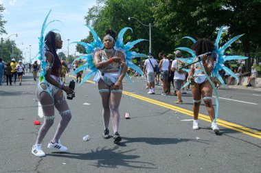 Toronto, ON, Kanada - 5 Ağustos 2023: Toronto 'daki Caribana Geçit Töreni için gösterişli tüylü geçit töreni kostümü giyen katılımcı