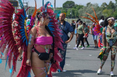 Toronto, ON, Kanada - 5 Ağustos 2023: Toronto 'daki Caribana Geçit Töreni için gösterişli tüylü geçit töreni kostümü giyen katılımcı