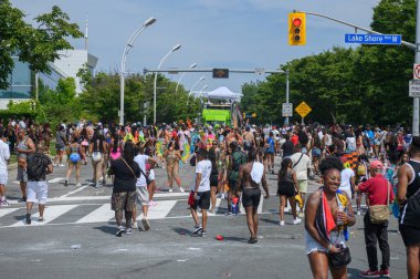 Toronto, ON, Kanada - 5 Ağustos 2023: Toronto 'daki Caribana Geçit Töreni sırasında insanlar sokakta yürür