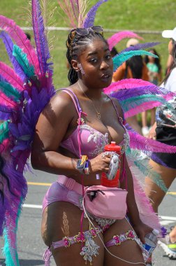 Toronto, ON, Kanada - 5 Ağustos 2023: Toronto 'daki Caribana Geçit Töreni için gösterişli tüylü geçit töreni kostümü giyen katılımcı