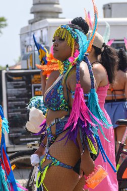 Toronto, ON, Kanada - 5 Ağustos 2023: Toronto 'daki Caribana Geçit Töreni için gösterişli tüylü geçit töreni kostümü giyen katılımcı