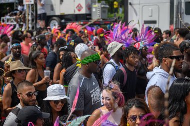 Toronto, ON, Kanada - 5 Ağustos 2023: Toronto 'daki Caribana Geçit Töreni sırasında bir grup insan sokakta yürüyor