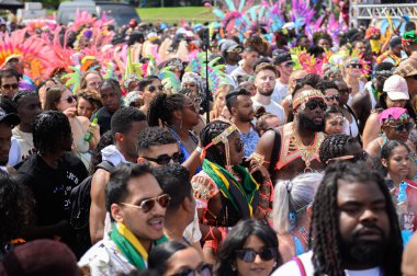 Toronto, ON, Kanada - 5 Ağustos 2023: Toronto 'daki Caribana Geçit Töreni sırasında bir grup insan sokakta yürüyor