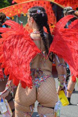 Toronto, ON, Kanada - 5 Ağustos 2023: Toronto 'daki Caribana Geçit Töreni için gösterişli tüylü geçit töreni kostümü giyen katılımcı