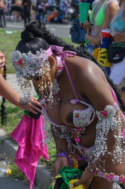 Toronto, ON, Kanada - 5 Ağustos 2023: Toronto 'daki Caribana Geçit Töreni için gösterişli tüylü geçit töreni kostümü giyen katılımcı