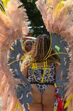 Toronto, ON, Kanada - 5 Ağustos 2023: Toronto 'daki Caribana Geçit Töreni için gösterişli tüylü geçit töreni kostümü giyen katılımcı