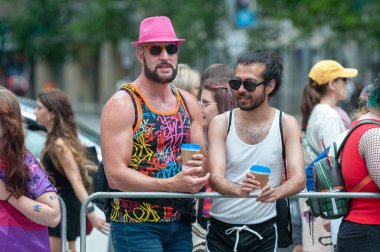 Toronto, ON, Kanada 30 Haziran 2024: Toronto 'da düzenlenen 2024 Onur Yürüyüşü' nün başlamasını bekleyenler.