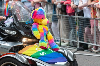 Toronto, ON, Kanada 30 Haziran 2024: Motosikletli motosikletliler Toronto 'da düzenlenen 2024 Yıllık Onur Yürüyüşü' ne katıldılar.