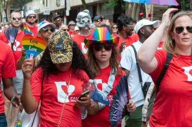 Toronto, ON, Kanada 30 Haziran 2024: Toronto 'daki 2024 Geleneksel Onur Yürüyüşü' ne Halk katıldı.