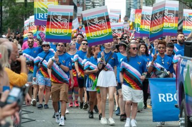 Toronto, ON, Kanada 30 Haziran 2024: RBC banka temsilcileri Toronto 'da düzenlenen 2024 Yıllık Onur Yürüyüşü' ne katıldılar.