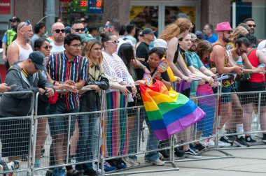 Toronto, ON, Kanada 30 Haziran 2024: Toronto 'daki 2024 Geleneksel Onur Yürüyüşü' ne Halk katıldı..