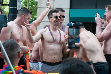 Toronto, ON, Kanada 30 Haziran 2024: Toronto 'daki 2024 Geleneksel Onur Yürüyüşü' ne Halk katıldı..