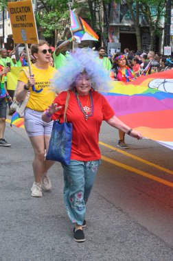 Toronto, ON, Kanada 30 Haziran 2024: Toronto 'daki 2024 Geleneksel Onur Yürüyüşü' ne Halk katıldı..