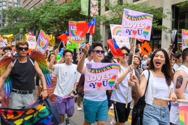 Toronto, ON, Kanada 30 Haziran 2024: Toronto 'daki 2024 Geleneksel Onur Yürüyüşü' ne Halk katıldı..